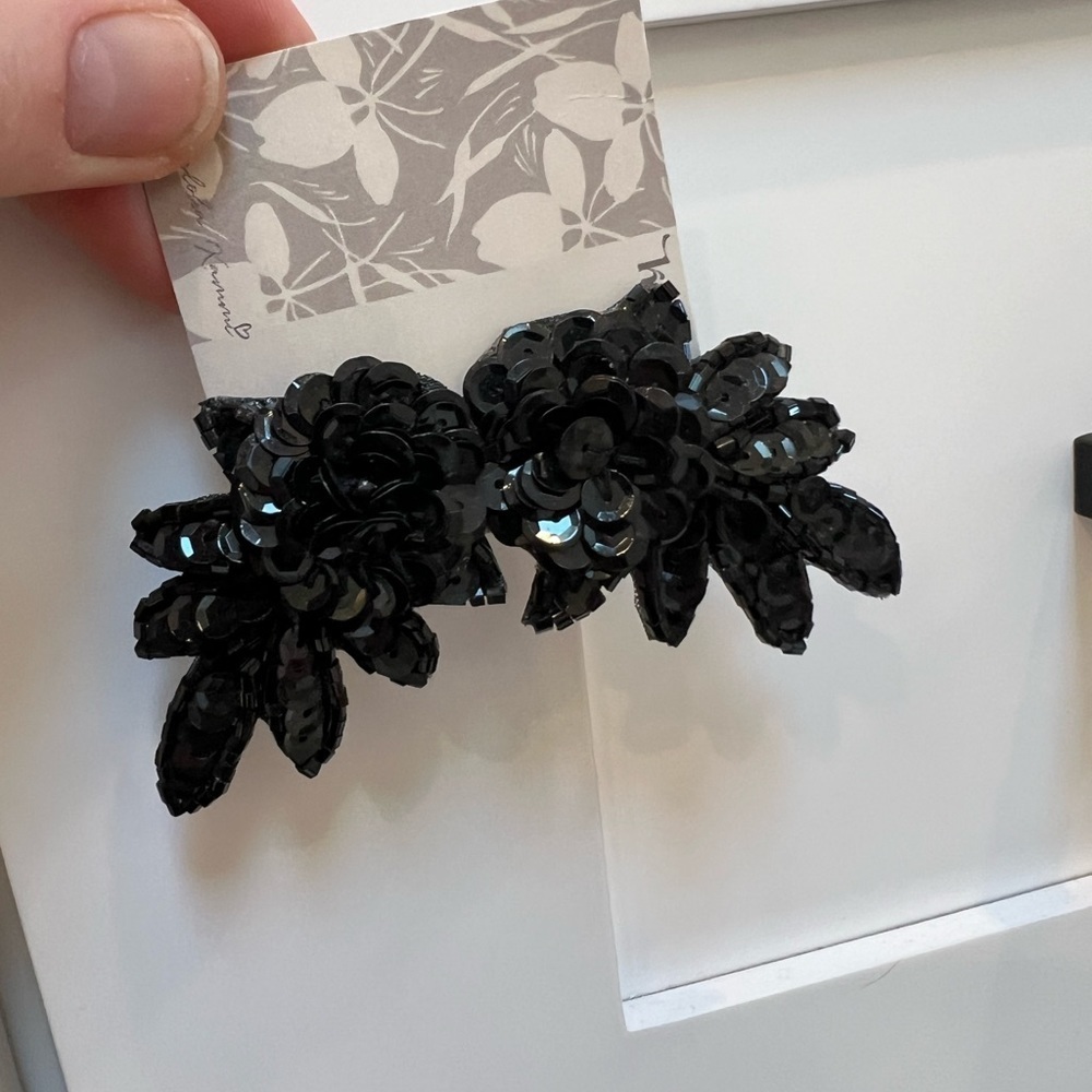 Vintage Black Seaquin Earrings - Picture 3 of 4